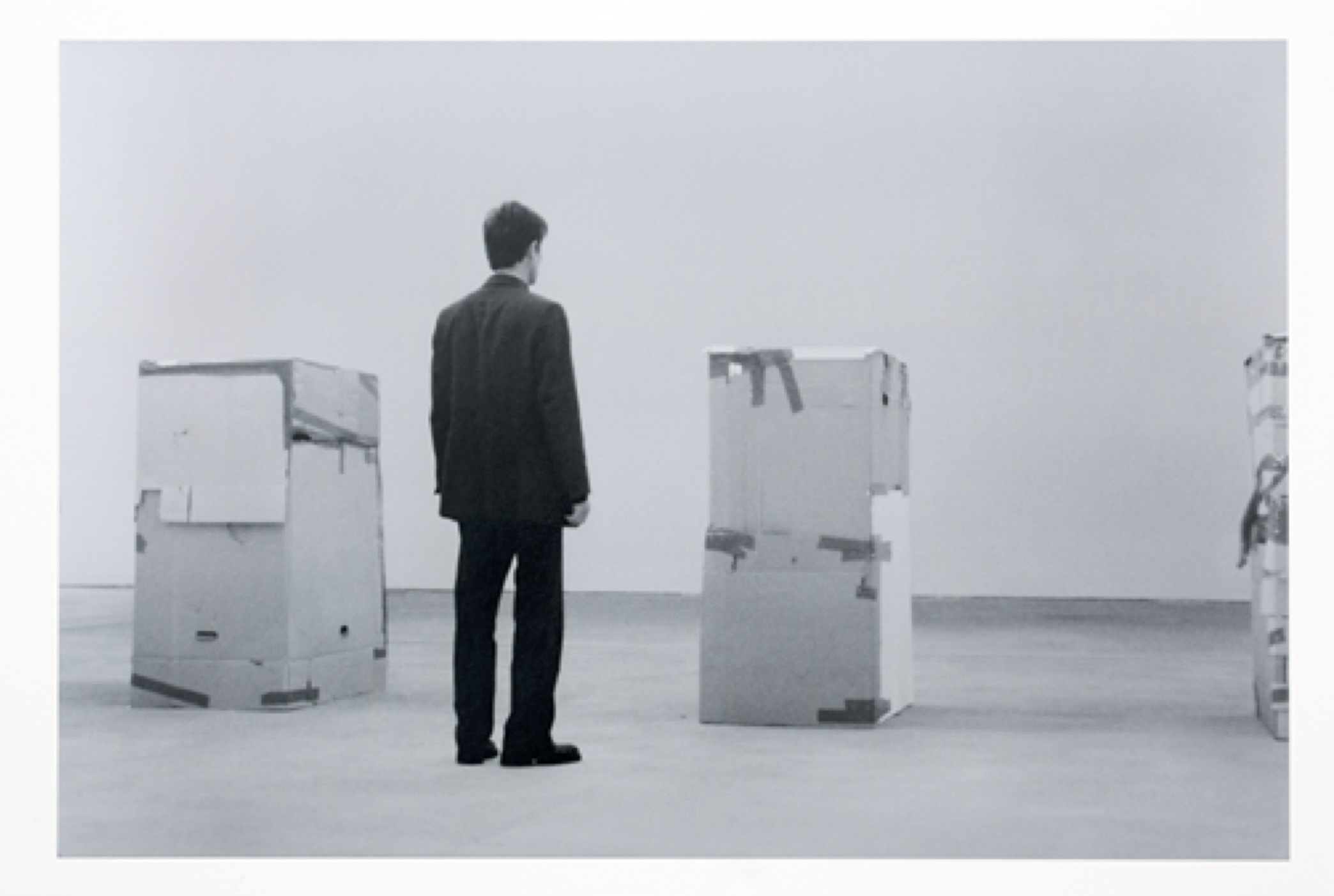 Santiago Sierra – Workers who cannot be paid, remunerated to remain inside Cardboard Boxes